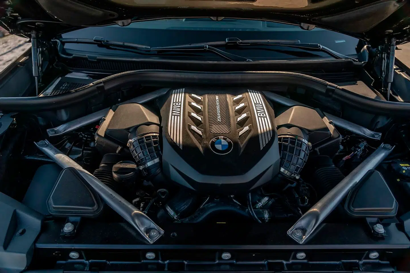 Motoren i BMW X6 M50i er BMWs 4,4 liters V8-turbobenzinmotor, der har fået fire turboer og yder 530 hk og massive 750 Nm.