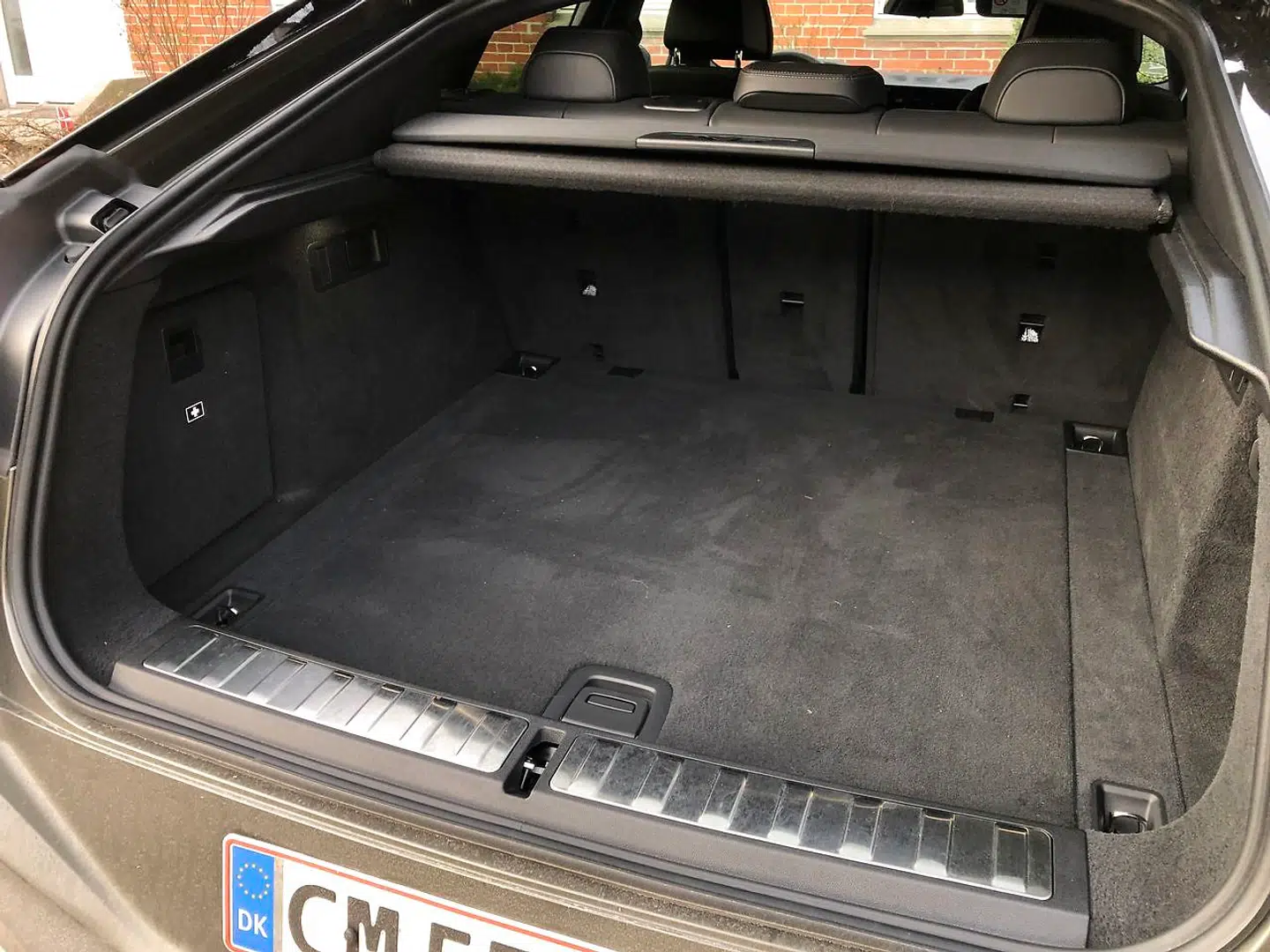 BMW slår på, at bagagerummet kun er ti pct. mindre end i X5. Men det er under hattehylden. Over hattehylden er der dårligt nok plads til en klassisk broderet trafikskiltepude.