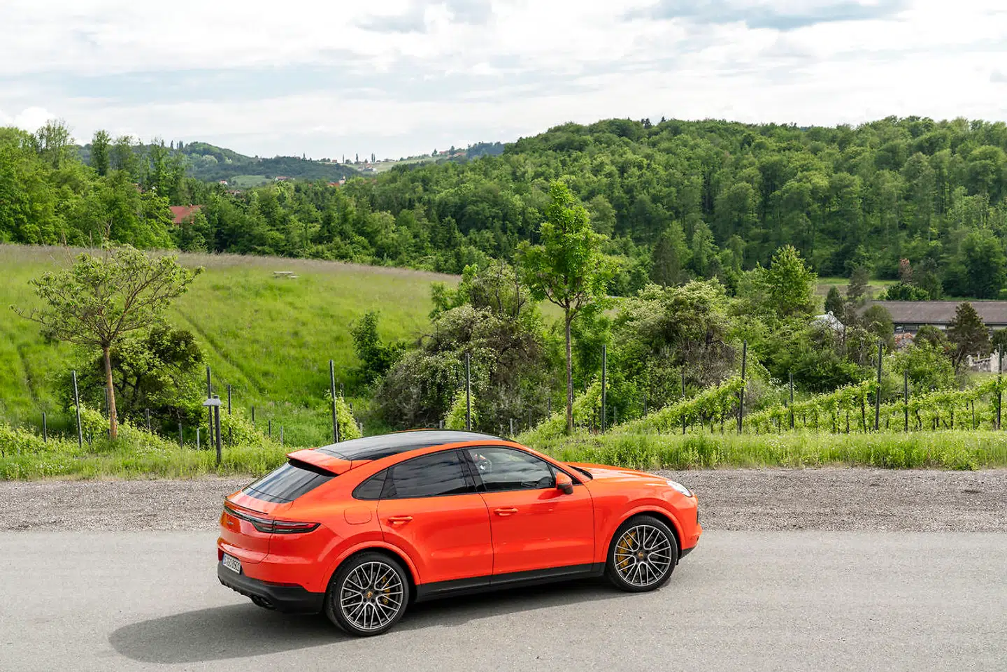 Porsche Cayenne Coupé er skåret over samme læst. Den er marginalt mere sportsligt velkørende end X6, men den er samtidig en anelse dyrere. Den fås dog ikke med dieselmotor som X6. De Porsche-troværdige køreegenskaber giver den 4 ud af 6 stjerner.