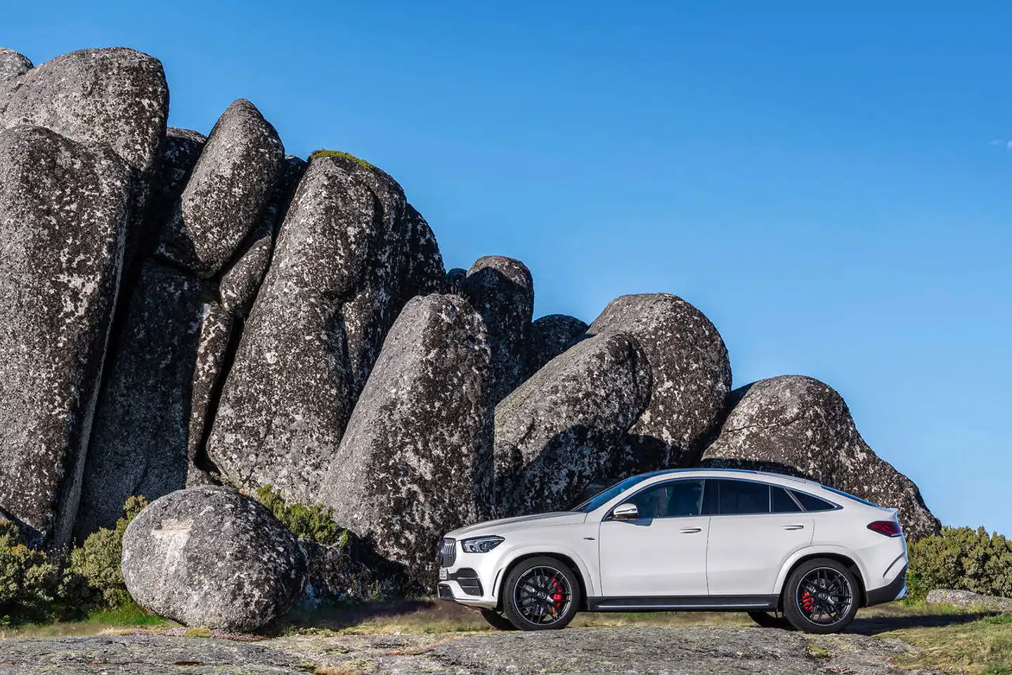 Mercedes GLE Coupé er Mercerdes bud på en stor SUV-coupé. Den er en anelse mere morfar end X6 på en kurvet vej, men til gengæld virkeligt komfortabel på de lange stræk. Men som med X6 vil jeg anbefale en almindelig GLE over den dyrere og mindre praktiske coupé, og det lander den 3 ud af 6 stjerner.