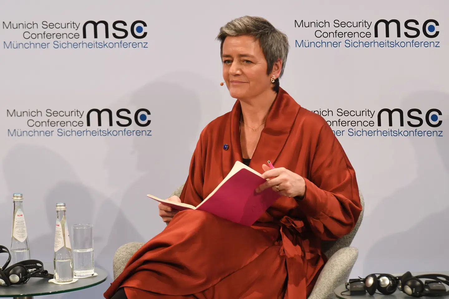 Vicepræsident i EU-Kommissionen Margrethe Vestager sidder på podiet og læser i rapporten om Vestens nedtur på den sikkerhedspolitiske konference i München. Den præmis købte hun ikke uden videre.