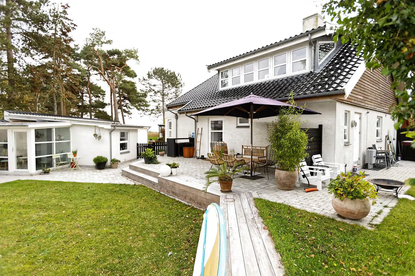 Familien fik sat skik på den forsømte have blandt andet med hjælp fra en tømrernabo, som byggede trappe og terrasse af Ipe-træ.