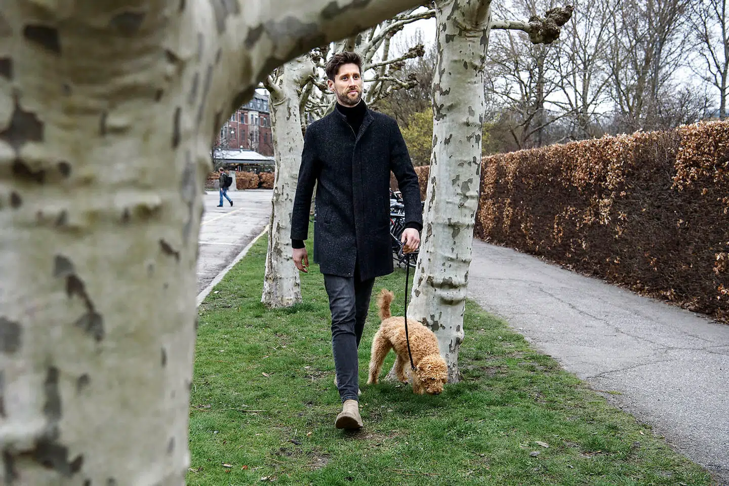 »Vi er alle bundet af en trang til at opnå mere, som fastholder os i et uendeligt hamsterhjul. Det er Pontoppidans »Lykke-Per« om igen,« siger Mikkel Fønsskov, her på gåtur med hunden Martha.