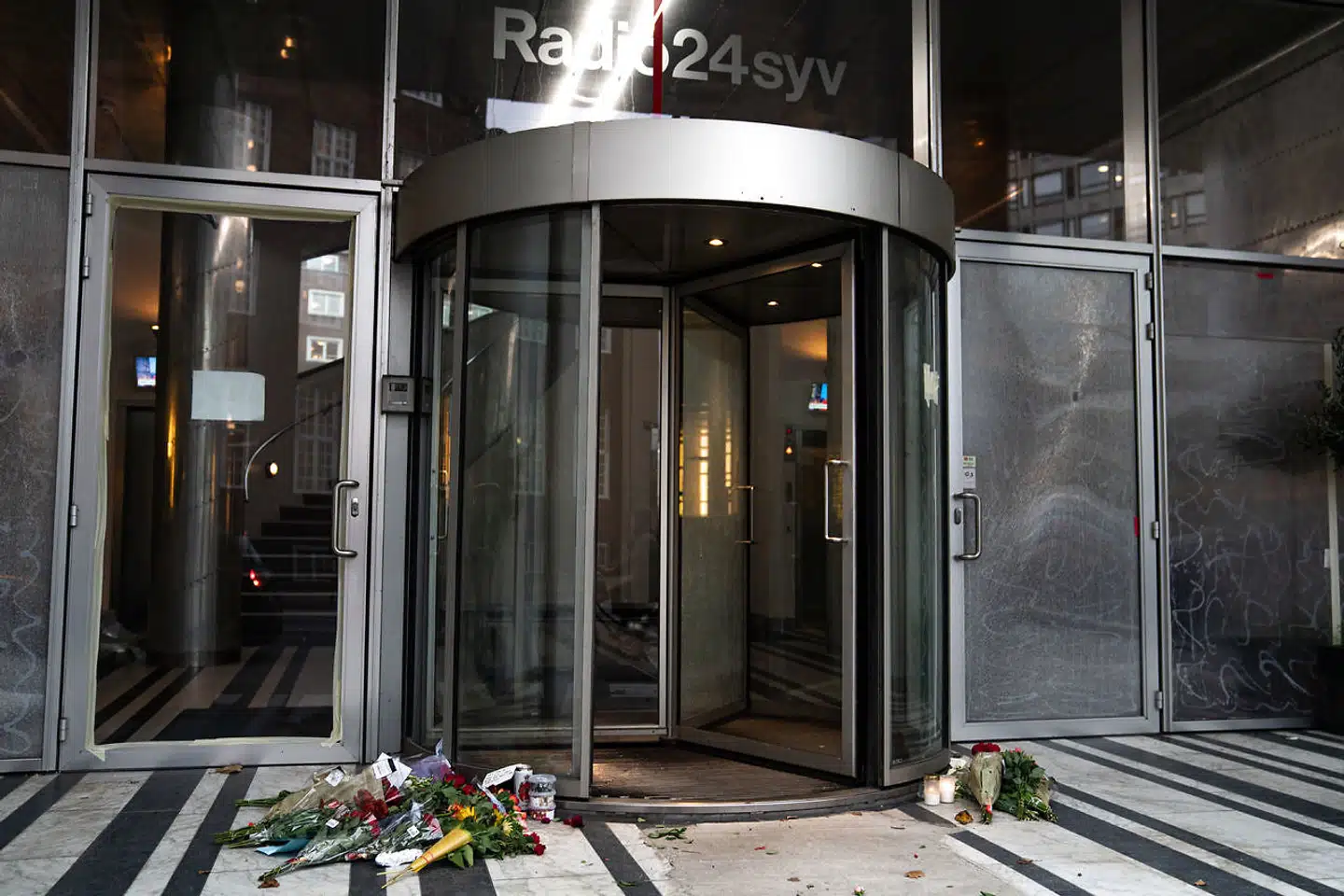 Der var lagt blomster foran Radio24syvs indgang, da det blev offentliggjort, at radioen ikke fik lov til at fortsætte som DAB-kanal.