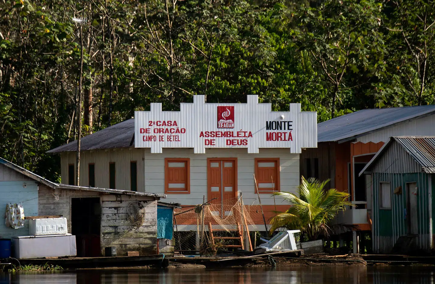 De mange evangelistiske frikirker, som skyder op i Amazonas, gør manglen på præster endnu mere kritisk for de lokale katolikker.