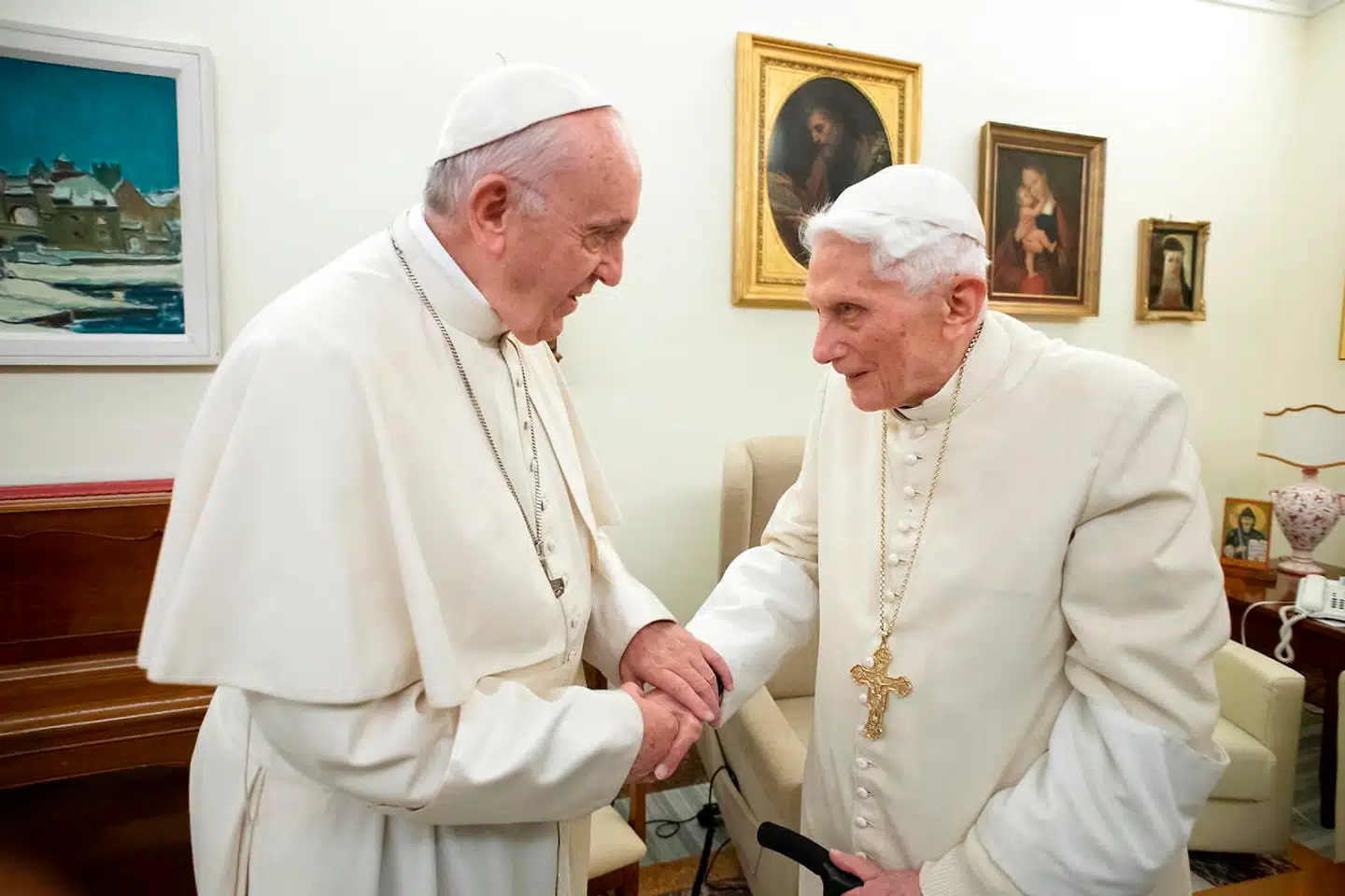 Paven og hans forgænger, Benedikt XVI, befinder sig på hver deres fløj i disse års magtkamp om den katolske kirke. Nu har Frans bøjet af i spørgsmålet om cølibat af frygt for en åben konflikt.