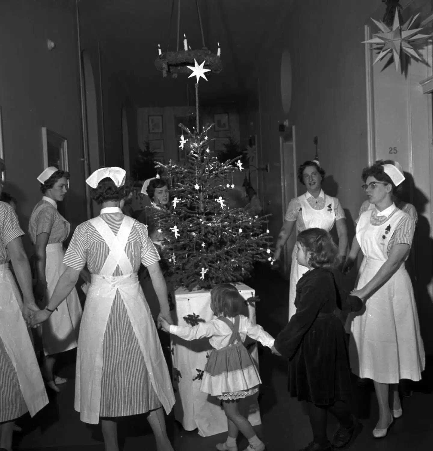 Det store hospital er et stykke Danmarkshistorie. Her fejrer personalet jul med de indlagte børn i 1950erne.