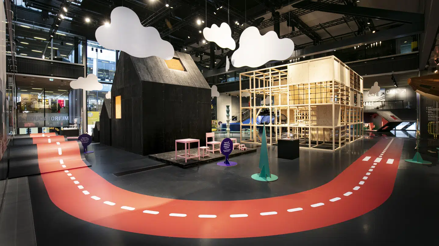 Klatrestativ, papskyer og tegneseriehuse. Sjovt, men ...