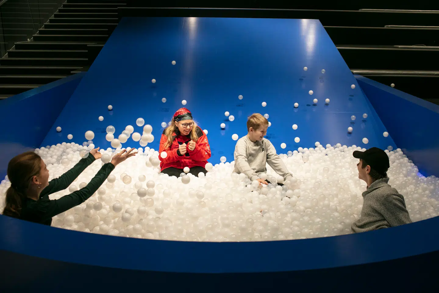 En rutchebane med plastickugler ligesom i IKEA. Børn bestemmer over familiens aktiviteter i dag.