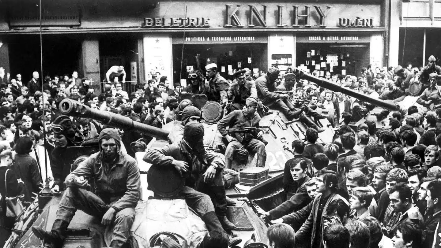 Er det virkelig rigtigt, at USSR ikke havde noget medansvar for den kolde krig. På billedet, fra 21. august 1968, invaderer sovjetiske styrker invaderer Prag.