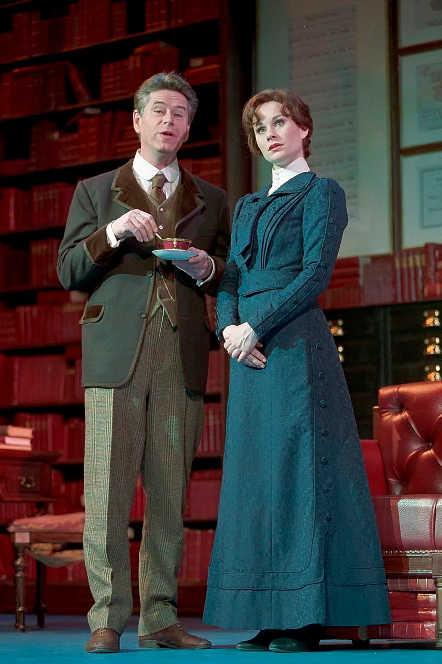 En veritabel glansrolle: Søren Spanning som professor Higgins i »My Fair Lady« på Det Ny Teater. Her sammen Meike Bahnsen som Eliza. 1999.