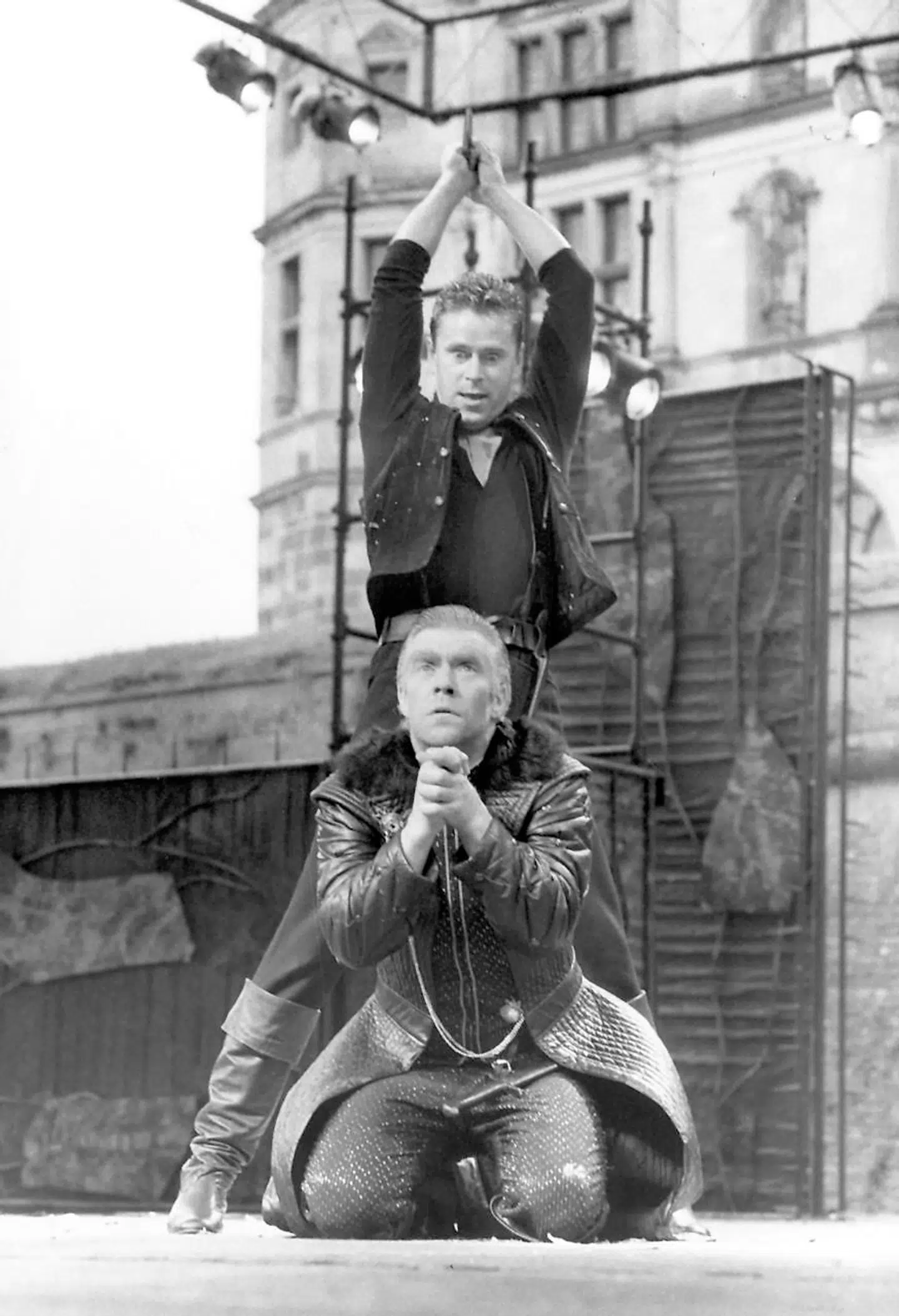 En klassisk og tidløs »Hamlet« på Kronborg i 1985. Ole Ernst var Claudius. Søren Spanning skulle siden komme til at spille mange andre roller hos Shakespeare – Oberon og Malvolio for eksempel – og skulle fungere som inspiration og lærer for yngre generationer, når det handlede om verdensdramatikerens svære replikkunst.