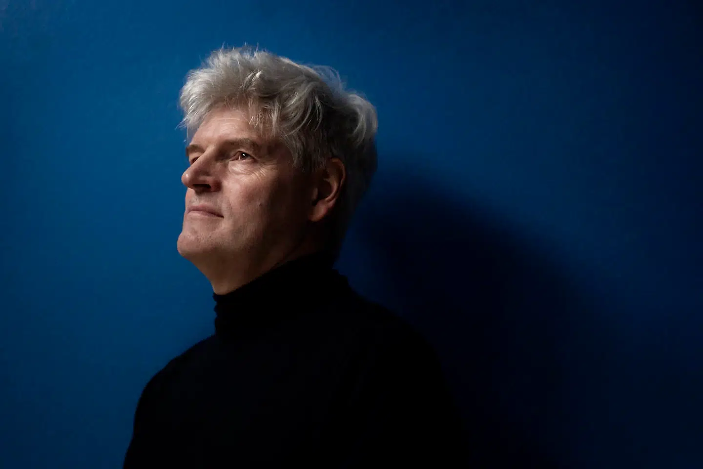 »Jeg har først selv efterfølgende fundet ud af, at vi, der sad inde i mødesalen, var i stor livsfare, fordi en af de unge, som deltog i mødet, på et tidspunkt åbnede døren ud til gaden, hvor terroristen skød,« siger Jens Allan Jensen.