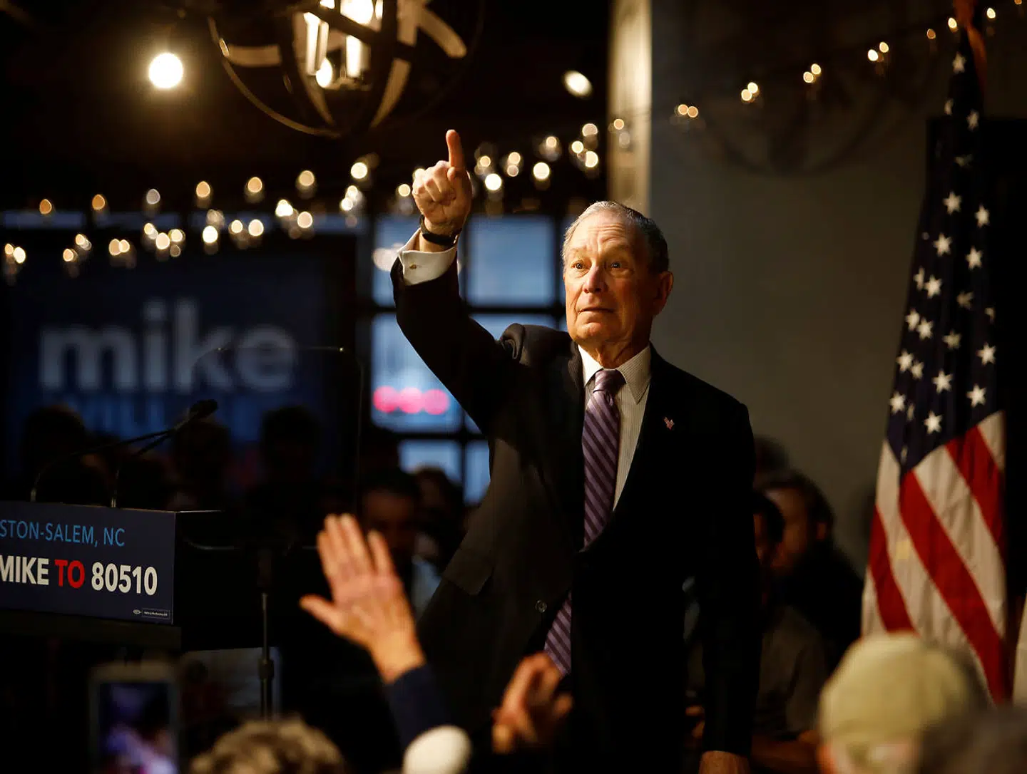 Michael Bloomberg er nu på kampagne i North Carolina, men han har hidtil primært kørt sin kampagne ved massivt at indrykke TV-annoncer, som han ikke behøver donorer for at betale for. Han har pengene selv, da han er god for 58 milliarder dollar.