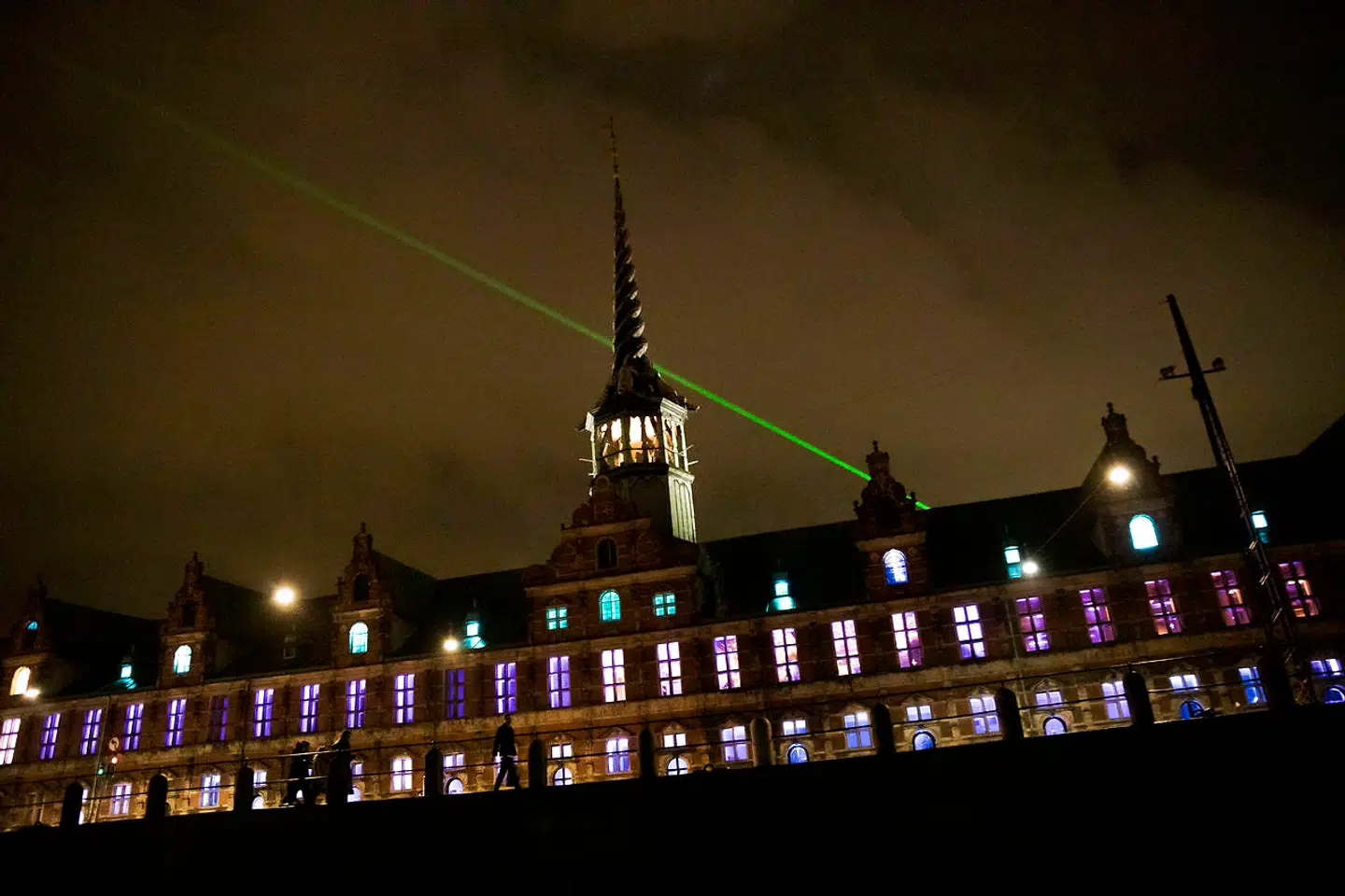 Grøn laser på himlen og blåt skær i børsbygningens vinduer. Der er masser af lys i mørket ved Copenhagen Light Festival