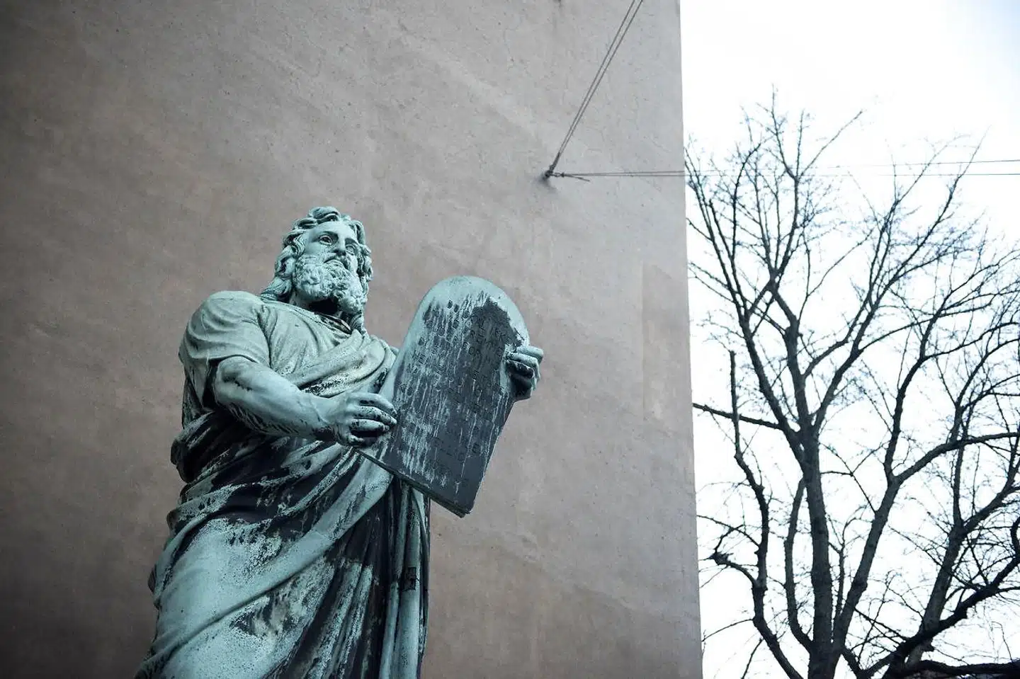 I mit kulturkristne barndomshjem blev vi indprentet de fleste af de ti bud. Og hvis du holdt dig til dem, så skulle man nok kunne klare sig i verden. Det var måske heller ikke sandt dengang. Men det er det i hvert fald ikke i dag, hvor mange agerer, som om barndommens dogme var: Ser du et smilende røvhul så slik! Det er en investering, der aldrig kommer dårligt tilbage.