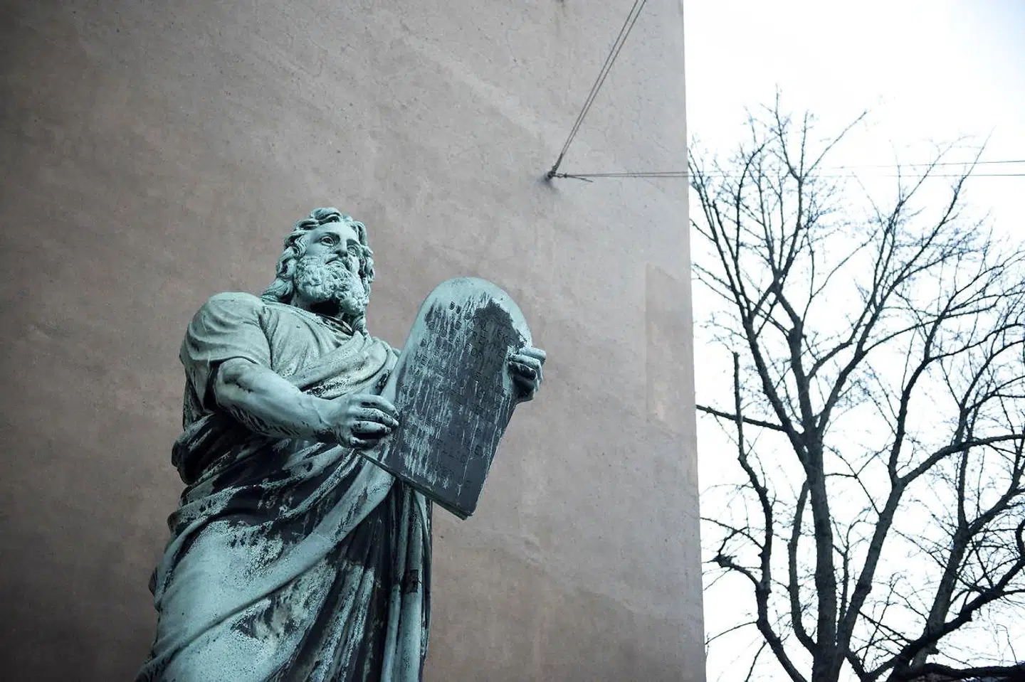 I mit kulturkristne barndomshjem blev vi indprentet de fleste af de ti bud. Og hvis du holdt dig til dem, så skulle man nok kunne klare sig i verden. Det var måske heller ikke sandt dengang. Men det er det i hvert fald ikke i dag, hvor mange agerer, som om barndommens dogme var: Ser du et smilende røvhul så slik! Det er en investering, der aldrig kommer dårligt tilbage.