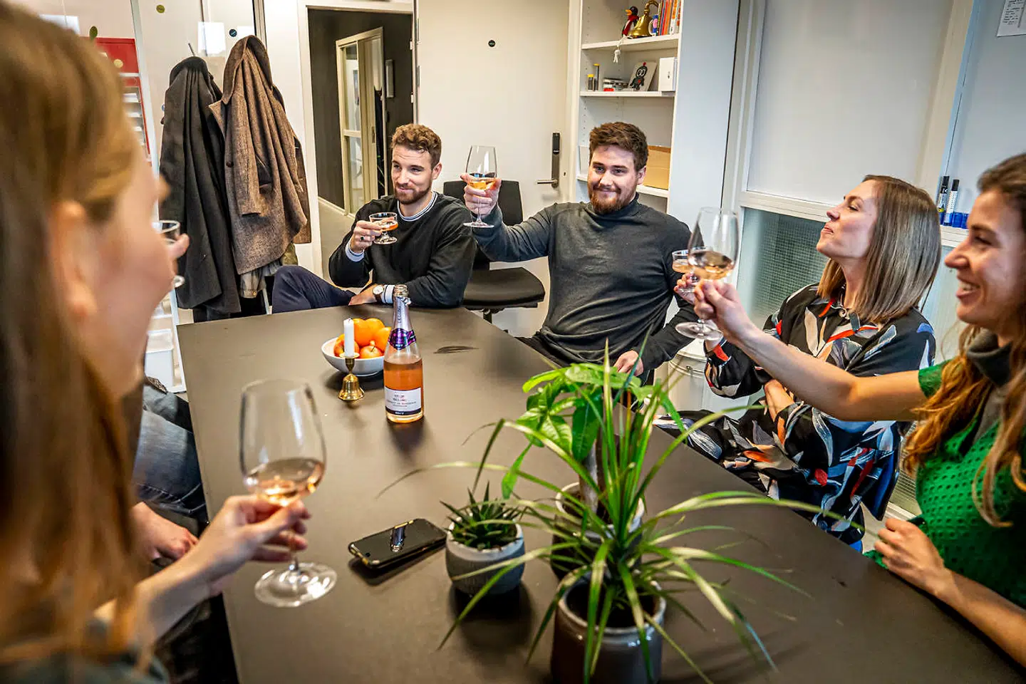 Holdet bag Tiimo fejrer, at deres crowdfunding-kampagne er gået over al forventning. I dag er de syv ansatte i kontoret på Nørrebro.