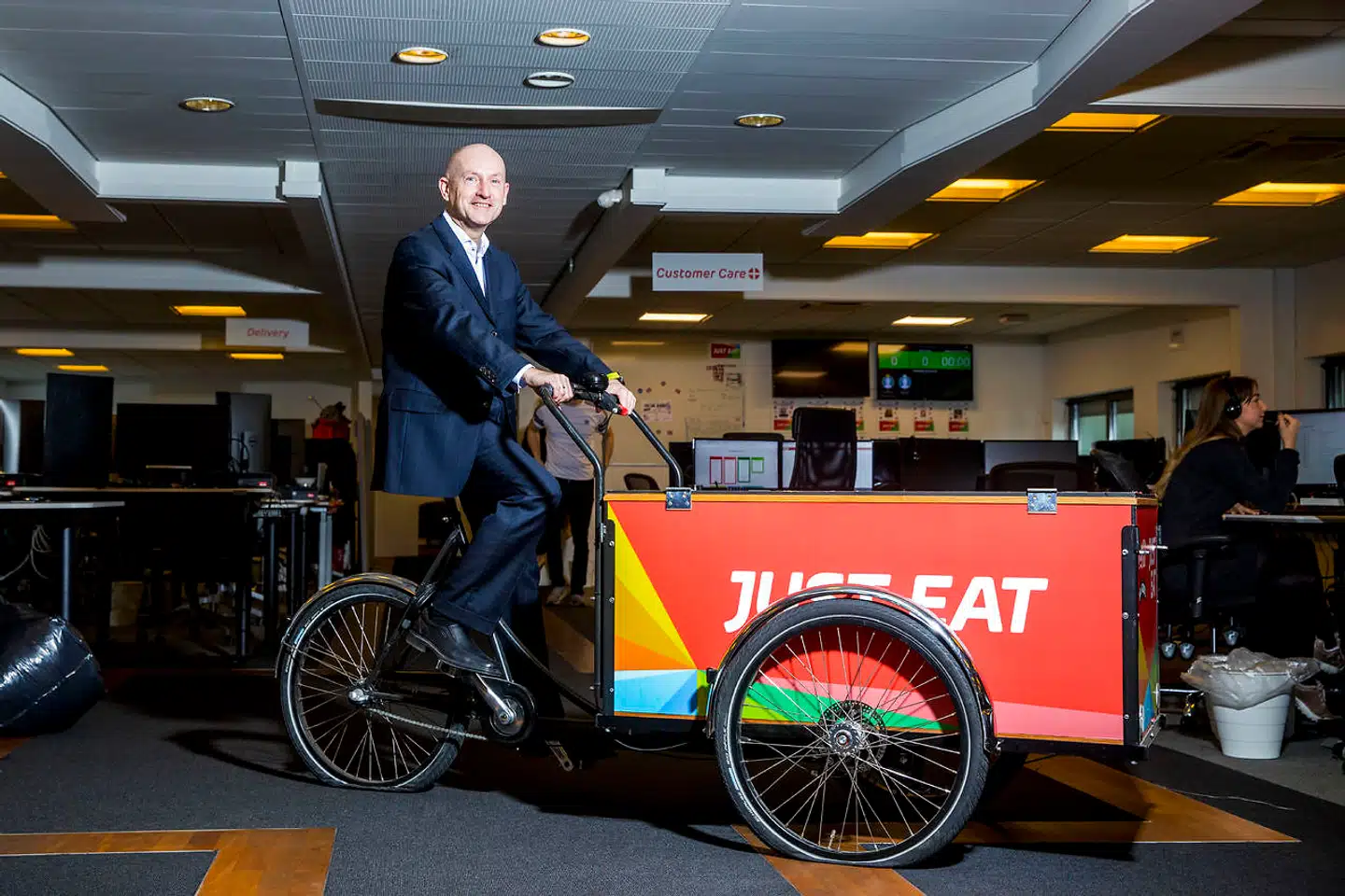 Der er intet symbolsk i, at Just Eat-budcyklen i hovedkvarteret på Østerbro i København kører på flade dæk: Tværtimod har Just Eats danske topchef, Carsten Boldt, og resten af holdet – ligesom deres rivaler – fuld fart på for at kunne følge med vokseværket på takeaway-markedet. Foto: Nikolai Linares