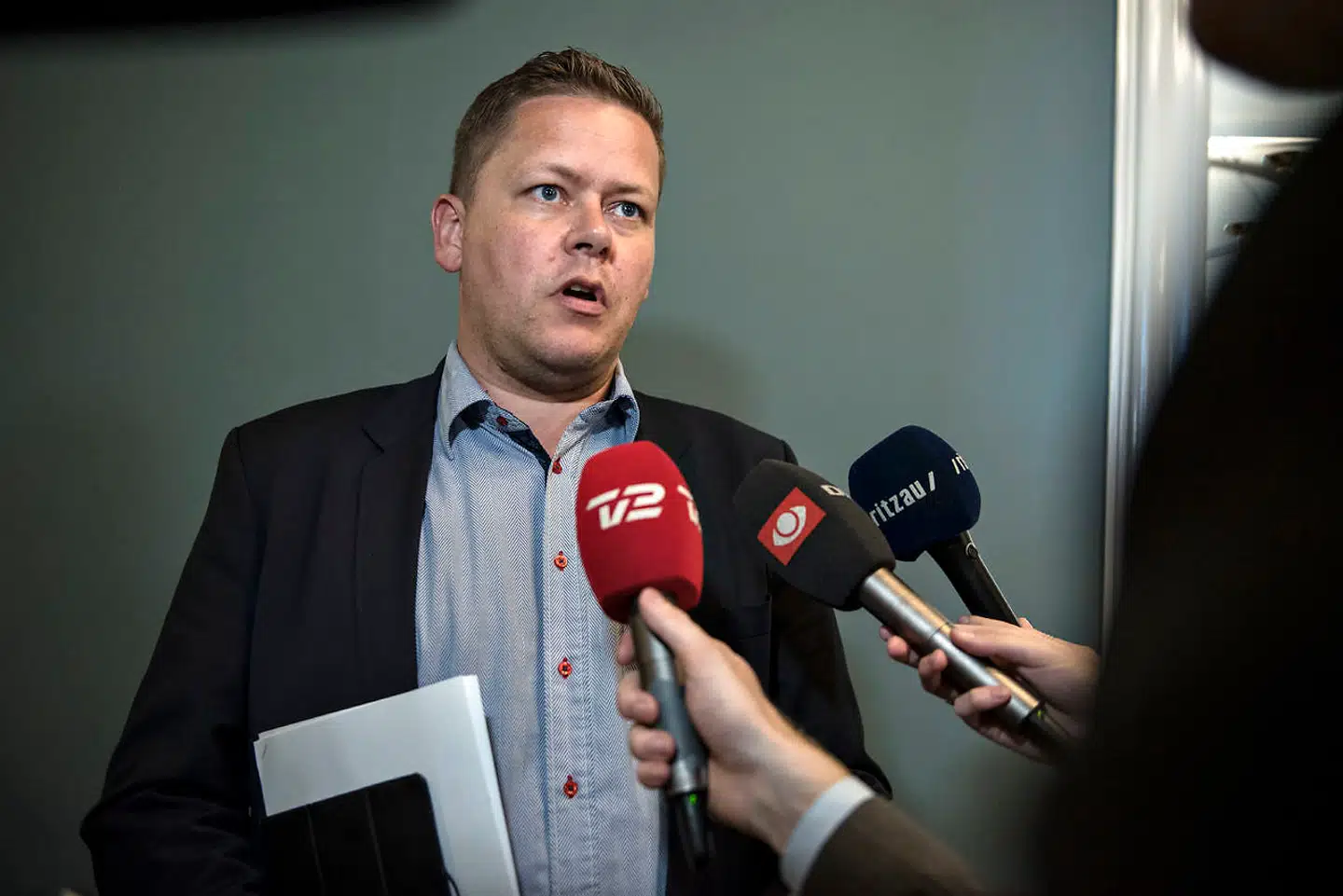 DFs skatteordfører, Dennis Flydtkjær, kritiserer Skatteministeriet for ikke at videresende en stribe kritiske revisionsrapporter til Folketinget.