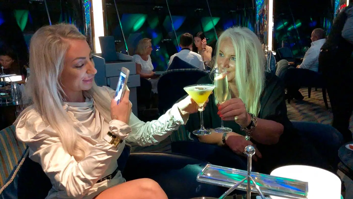 Helene holder fødselsdag med sin mor i Dubai.