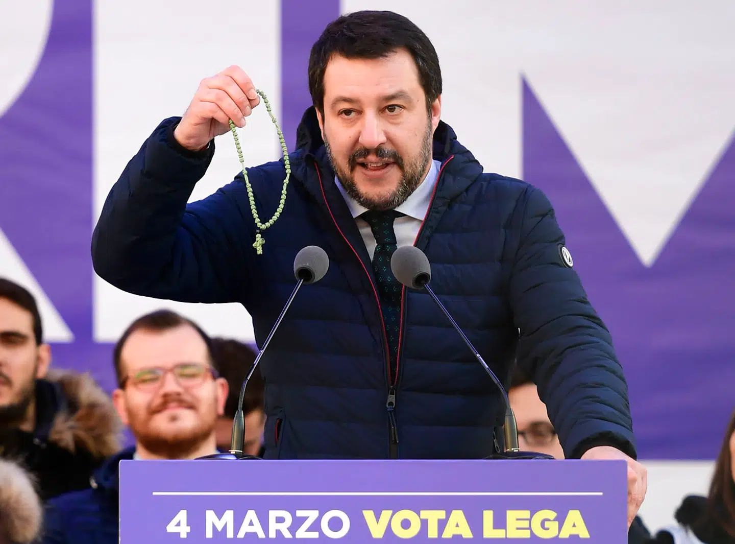 Matteo Salvini vifter med en rosenkrans under et valgmøde på Piazza Duomo i Milano. Lega-lederens demonstrative brug af religiøse symboler og gimmics er ikke nødvendig for Giorgia Meloni.