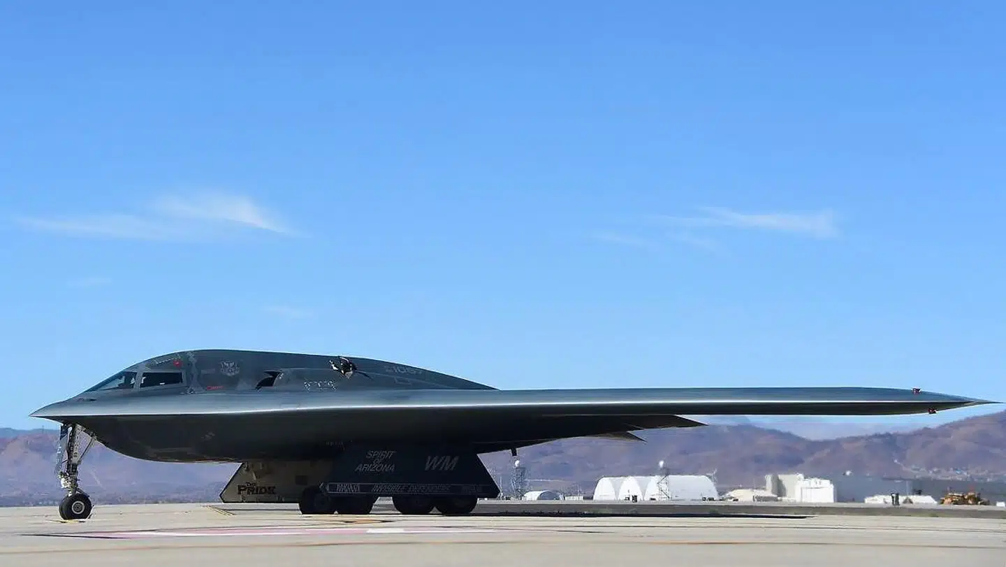 Mange kender B-2-bombeflyet, der på grund af sit karakteristiske design kan undgå at blive vist på radar. Her ses flyet på en flybase i Palmdale i Californien i 2014.
