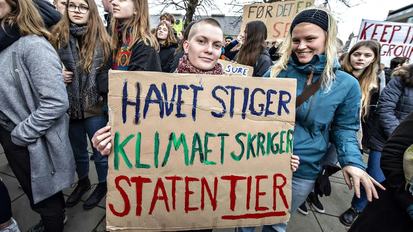 »Ansvar kræver, at man har mulighed for at handle. Skam og skyld kræver, at man ikke har handlet, når man har et ansvar. Hvordan placerer vi så skyld og skam rigtigt mellem den enkelte aktør og det globale system?« spørger Timme Bisgaard Munk. Skoleelever fra Aarhus med bannere på Rådhuspladsen under International Klimastrejke i Aarhus, fredag 15. marts 2019. (Foto: Henning Bagger/Ritzau Scanpix)