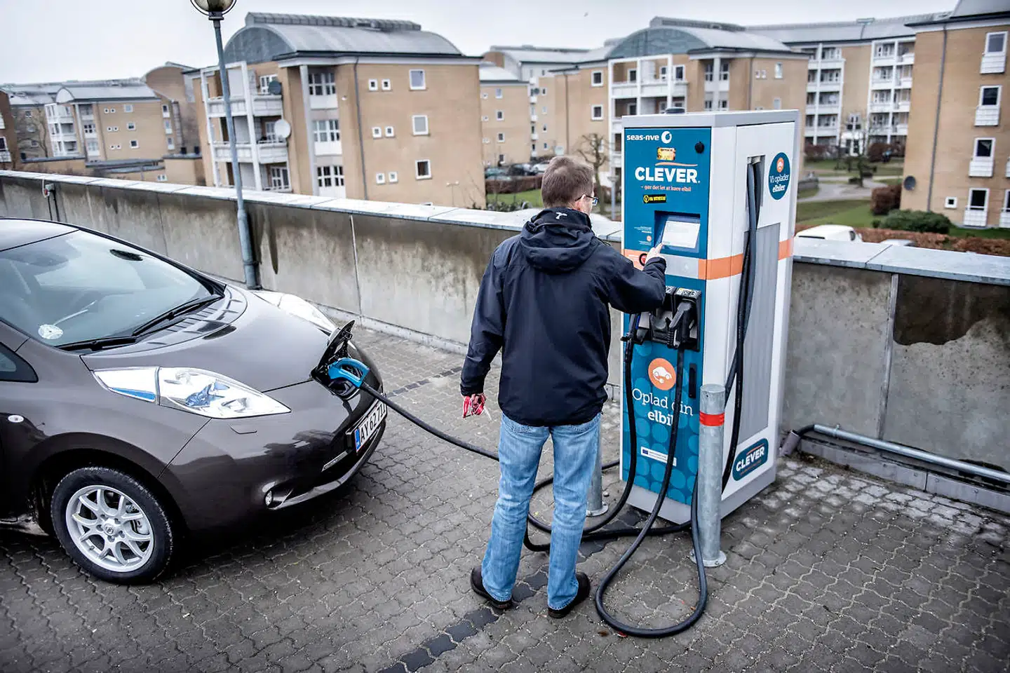 Nyt udspil fra de Radikale og Venstre vil gøre det gratis og billigere at køre over Storebælt. Afgifterne på elbiler skal derudover sænkes og ladestandere skal sættes op på tankstationer og rastepladser. Arkivfoto: Thomas Lekfeldt