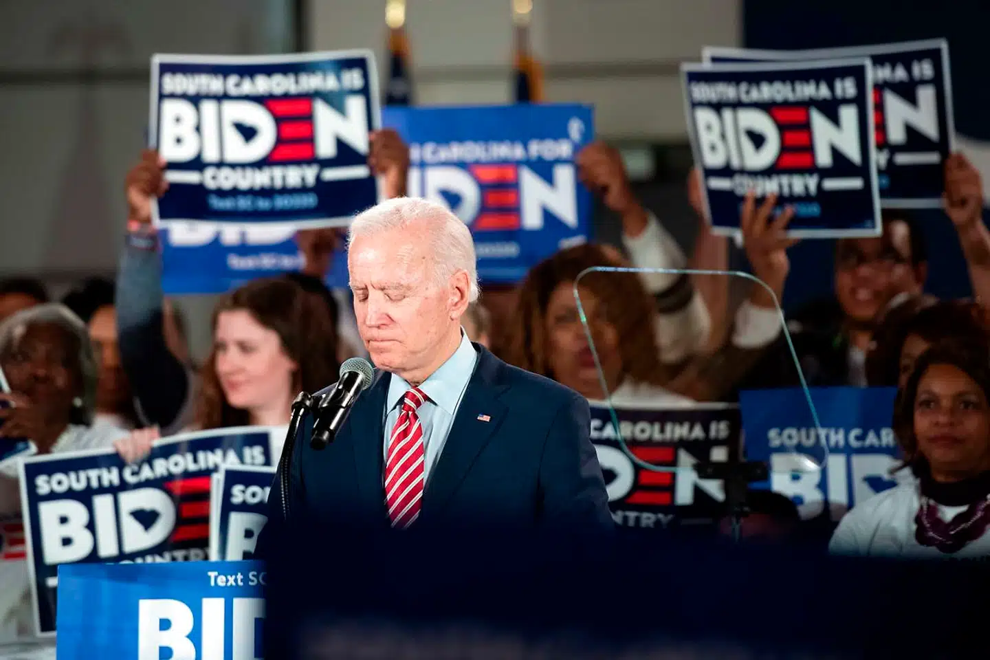 Selv om Joe Biden fastholdt, at han stadig er inde i kampen om at blive præsidentkandidat, så er hans kampagne nødlidende og i frit fald.