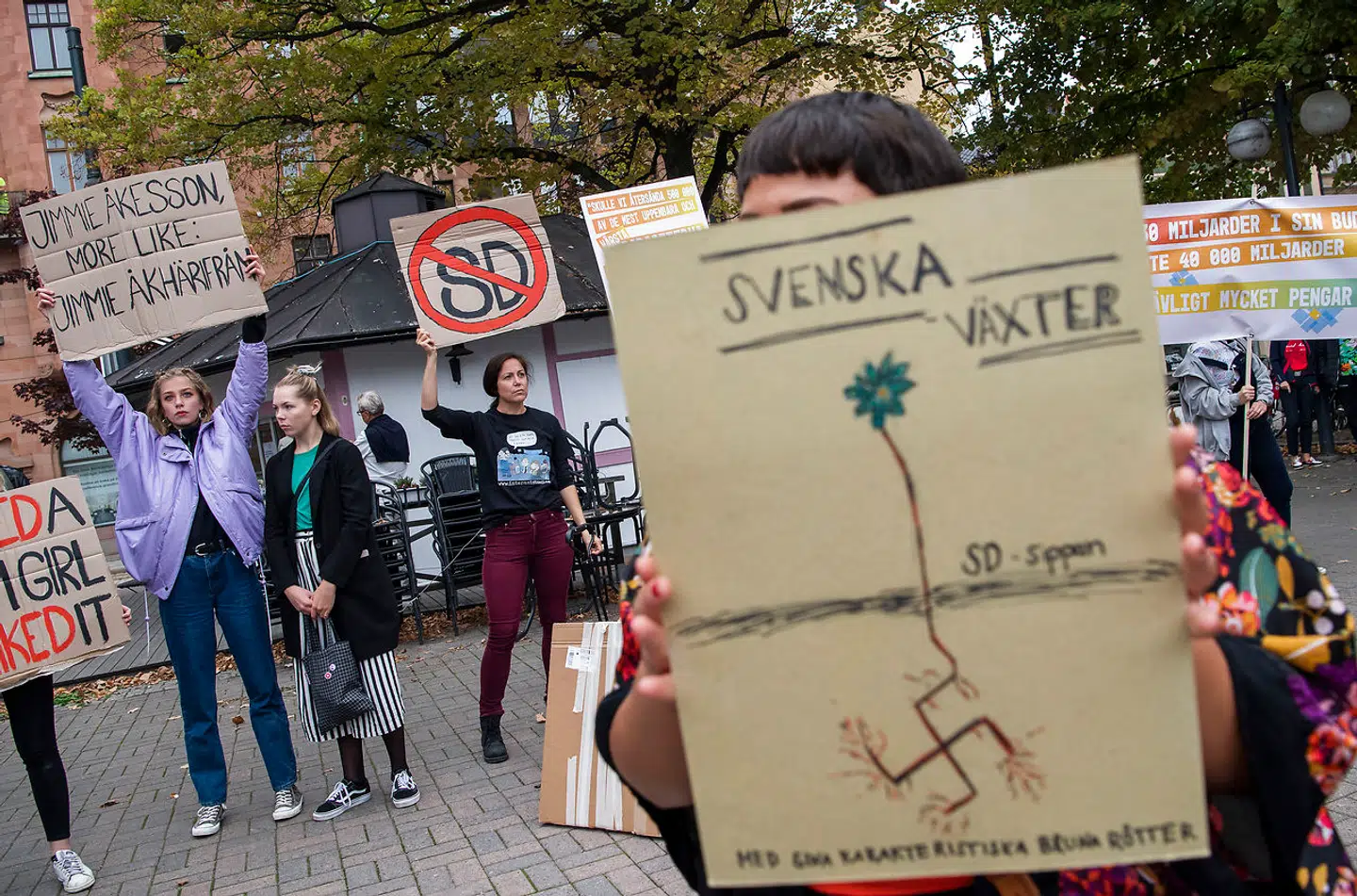 Demonstration i Norrköping 7. september 2018 mod Sverigedemokraternes leder Jimmie Åkessons valgmøde i byen. Modstandere beskylder partiet for forbindelse med nazismen, bl.a. fordi nogle af medlemmerne, da partiet blev stiftet, havde været medlem af racistiske og nazistiske partier og grupper.