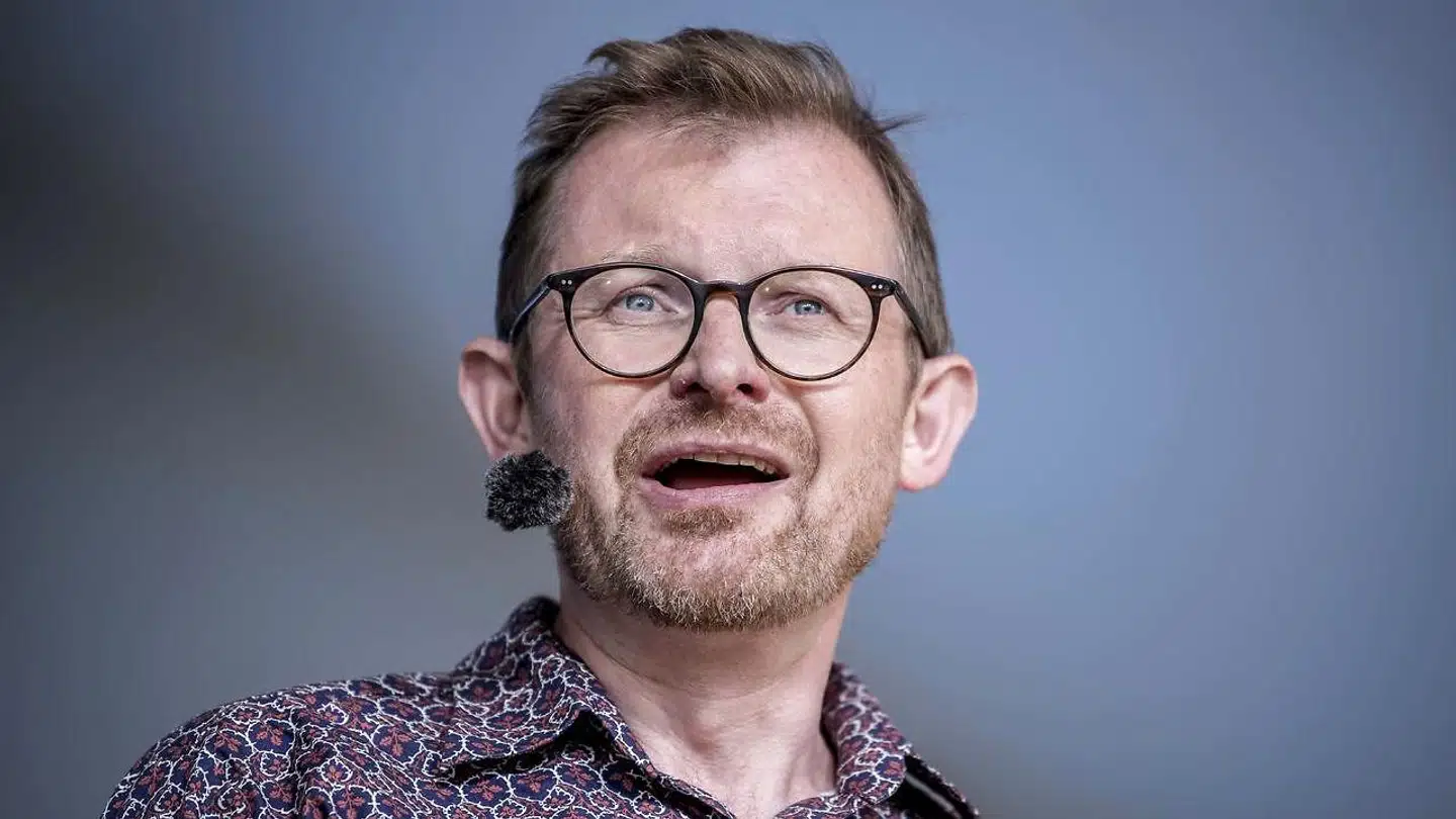 Sebastian Dorset skal alligevel ikke stå i spidsen for radiokanalen Louds satireprogram.