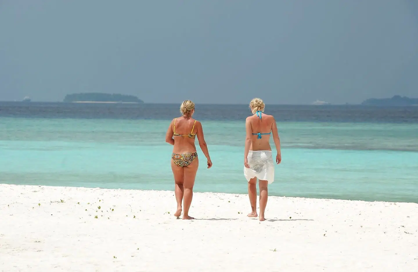 På Maldiverne er det ikke uvant at se turister gå omkring i denne påklædning på stranden. Men da en britisk turist for nylig bevægede sig op ad en hovedvej i samme mundering, blev hun anholdt af tre politibetjente.