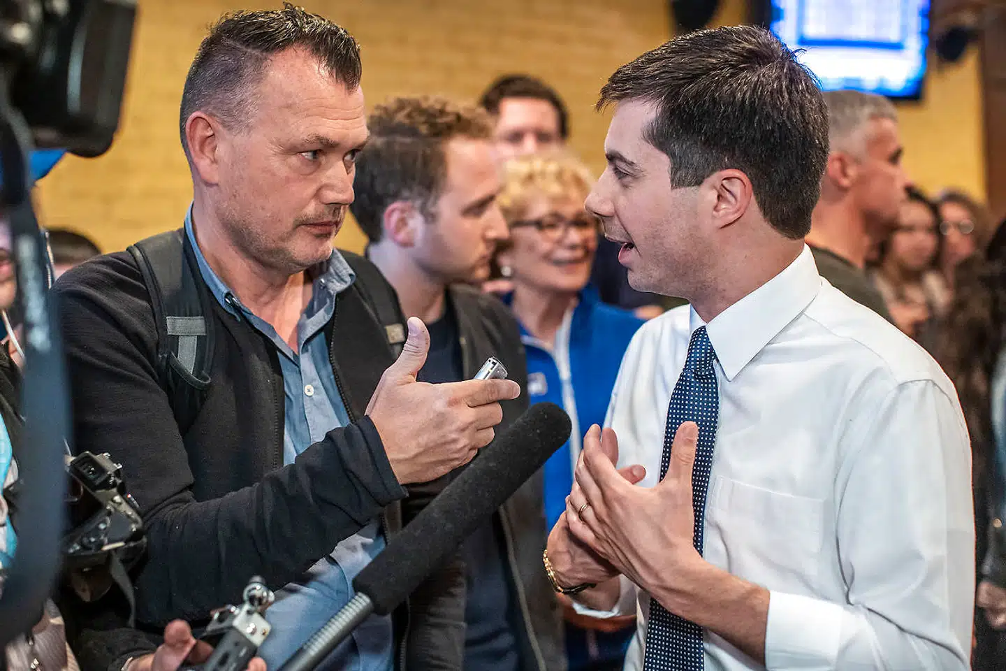 »Den Amerikanske Drøm lever bedre i Danmark end i USA,« sagde Pete Buttigieg til Berlingskes USA-korrespondent Michael Bjerre i hans hjemby South Bend, Indiana, i maj sidste år. Første interview var på en tom parkeringsplads kl. 6.45 om morgenen, hvor Buttigieg havde været henne og stemme på sin efterfølger som borgmester. Det andet foregik under en valgfest for denne på en bar samme aften.