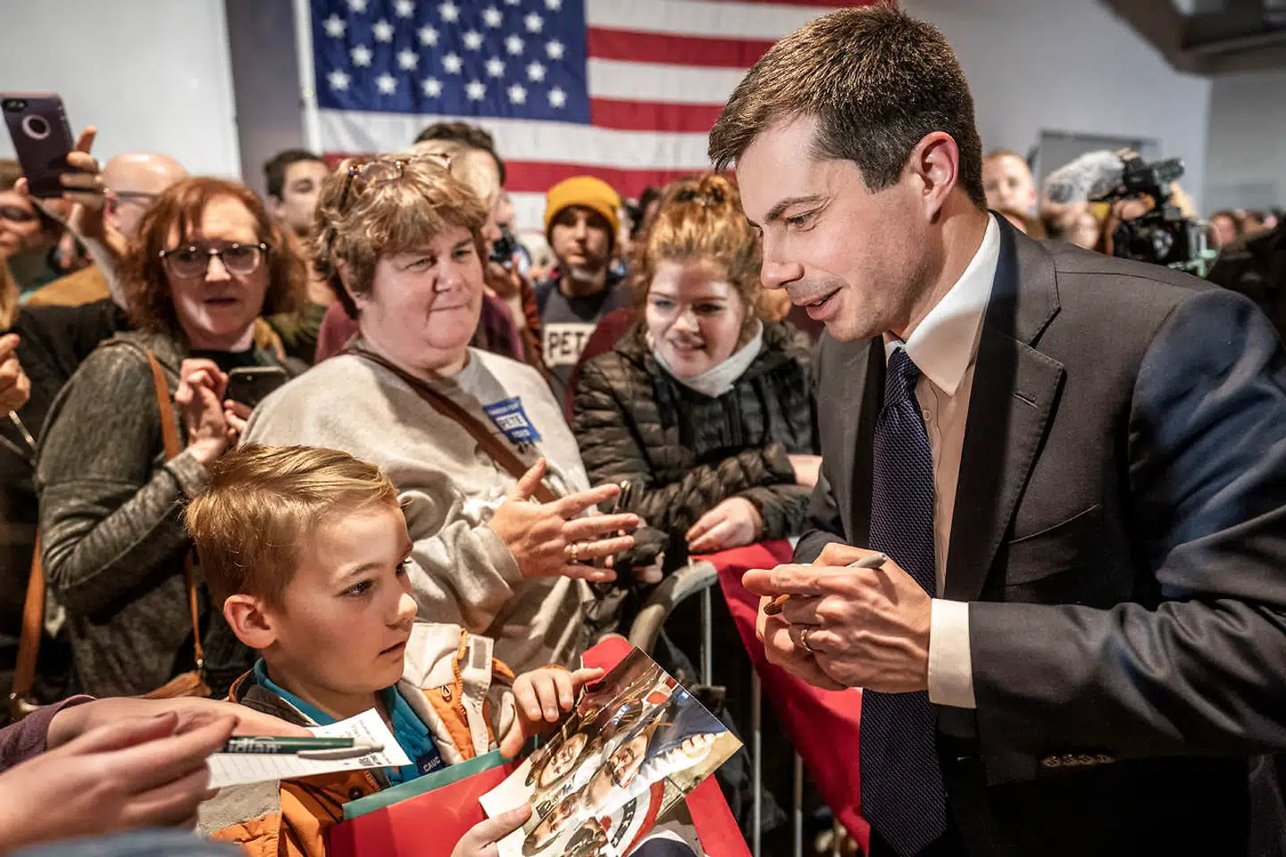 Der skrives autografer efter vælgermødet.