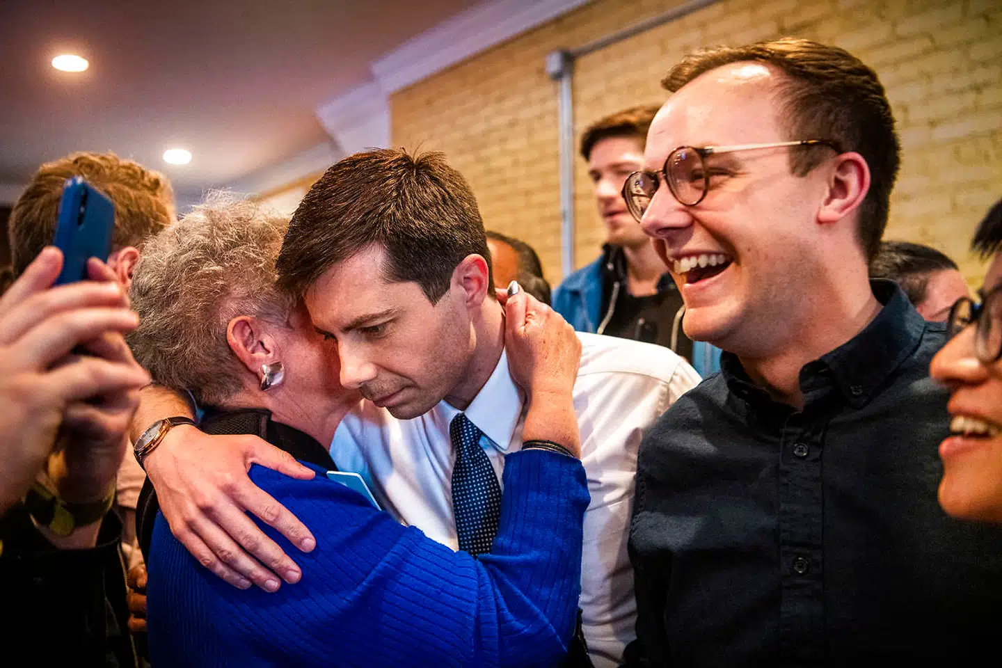 Pete Buttigieg er gift med Chasten Glezman (til højre), og parret har været sammen siden 2015. Chasten Glezman er lærer, men vil - hvis Pete Buttigieg formår at gå hele vejen til Det Hvide Hus - blive ´First Gentleman´ i stedet for ´First Lady´.