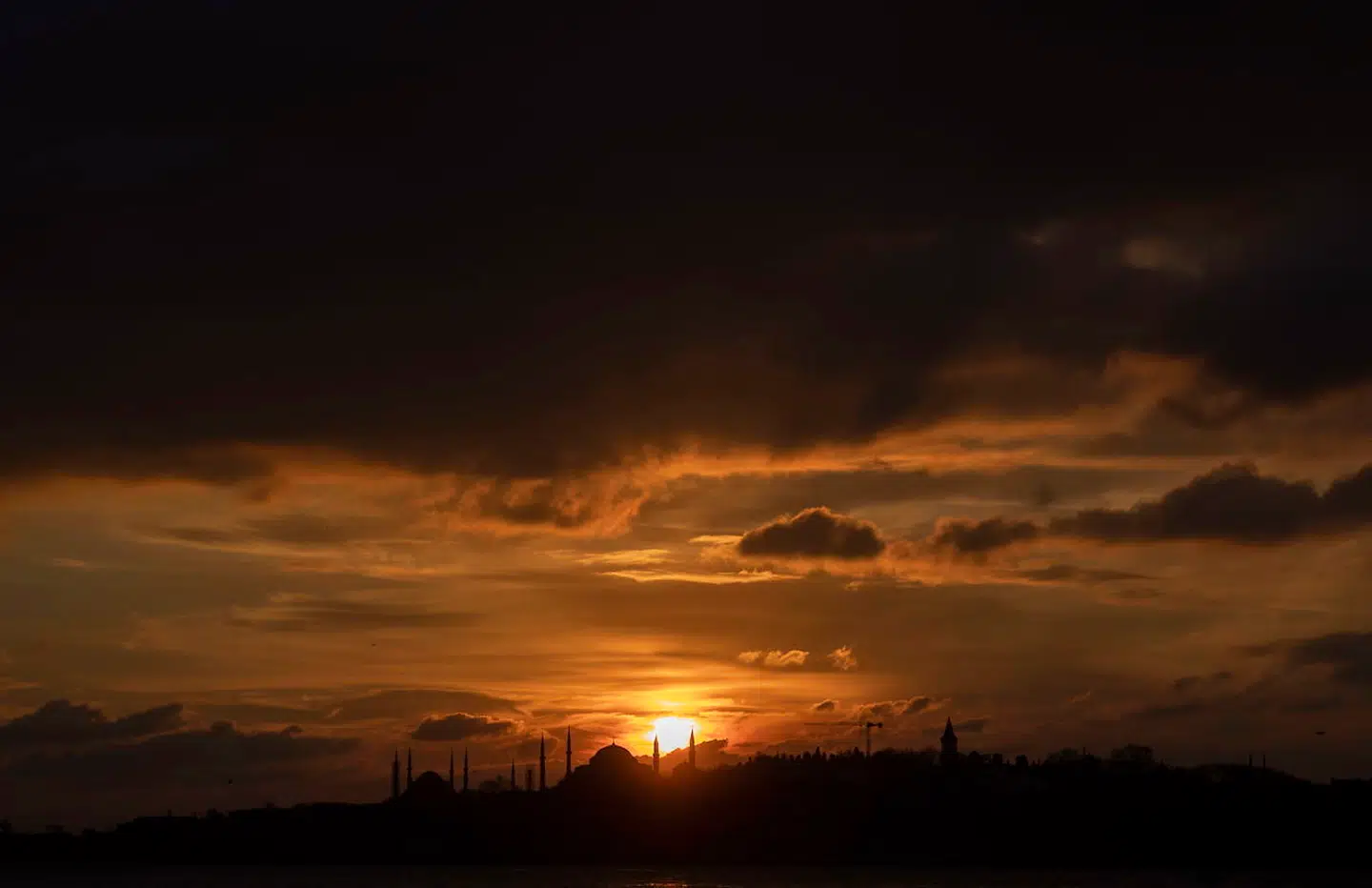 Det Byzantinske Rige med Konstantinopel som hovedstad er alvorlig trængt af en muslimsk styrke ved navn Rumsultanatet ude fra Anatoliens sletter. Her er nutidens Konstantinopel, Istanbul, med Hagia Sophia ved daggry.