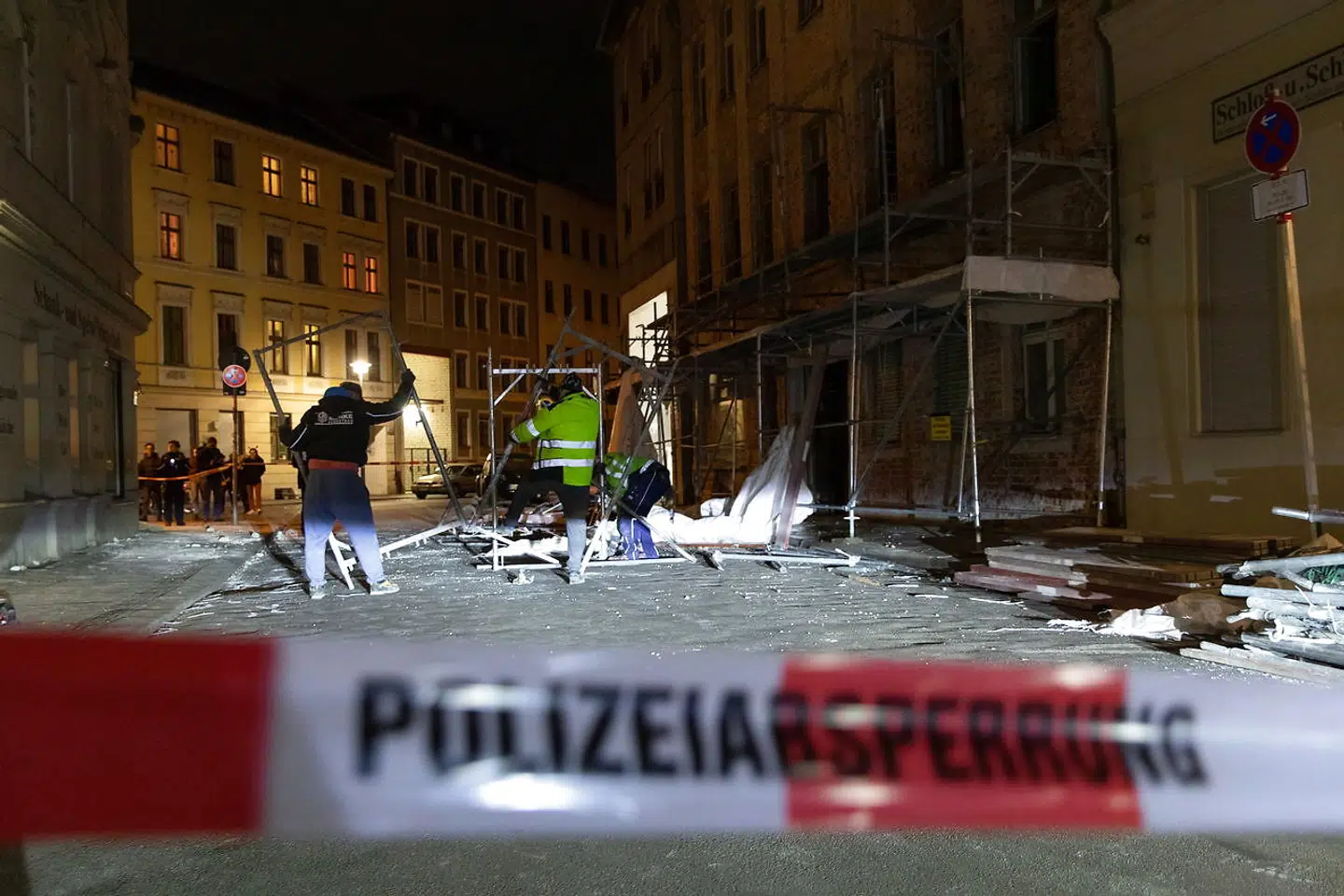 Myndighederne i Tyskland udsendte søndag sit næsthøjeste stormvarsel under stormen »Sabine«, her er et stillads væltet i Berling.