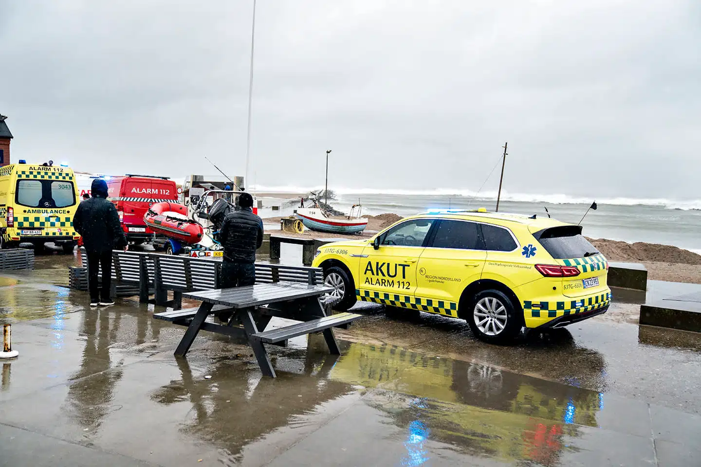 2 personer blev søndag middag reddet, da de i den stærke storm var faldet ned mellem stenene på molen i Nørre Vorupør. Der blev slået storalarm med flere ambulancer og SAR-redningsmandskab samt en redningshelikopter.
