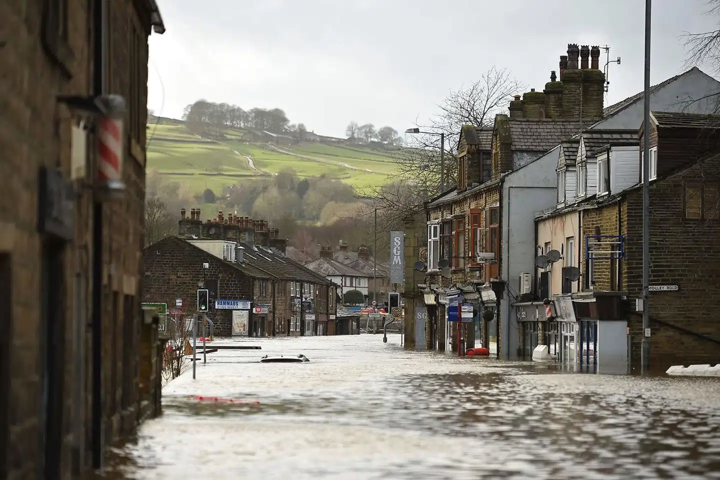Oversvømmelse i byen Myhtolmroyd i det nordlige England, hvor en »Calder«-floden gik over sine bredder