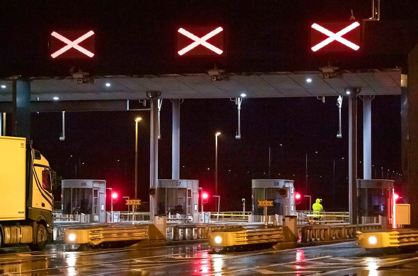 LERNACKEN 20200209 Öresundsbron stängd. Trafikljusen på rött vid betalstationen på Lernacken efter att Öresundsbron stängt vid 21-tiden på söndagskvällen. SMHI har utfärdat en klass 2 varning för vindbyar på mellan 25 och 27 m/s i södra Sverige. Foto: Johan Nilsson / TT / Kod 50090. (Foto: 50090 Johan Nilsson/TT/Ritzau Scanpix)