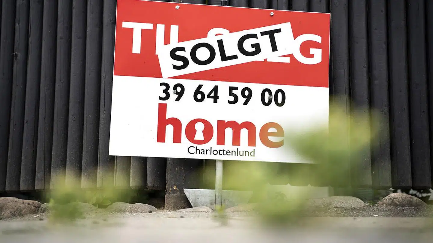 Til salg-skilt. Der er ingen grund til at frygte afdragsfrie lån, lyder det i ny analyse fra Nationalbanken.