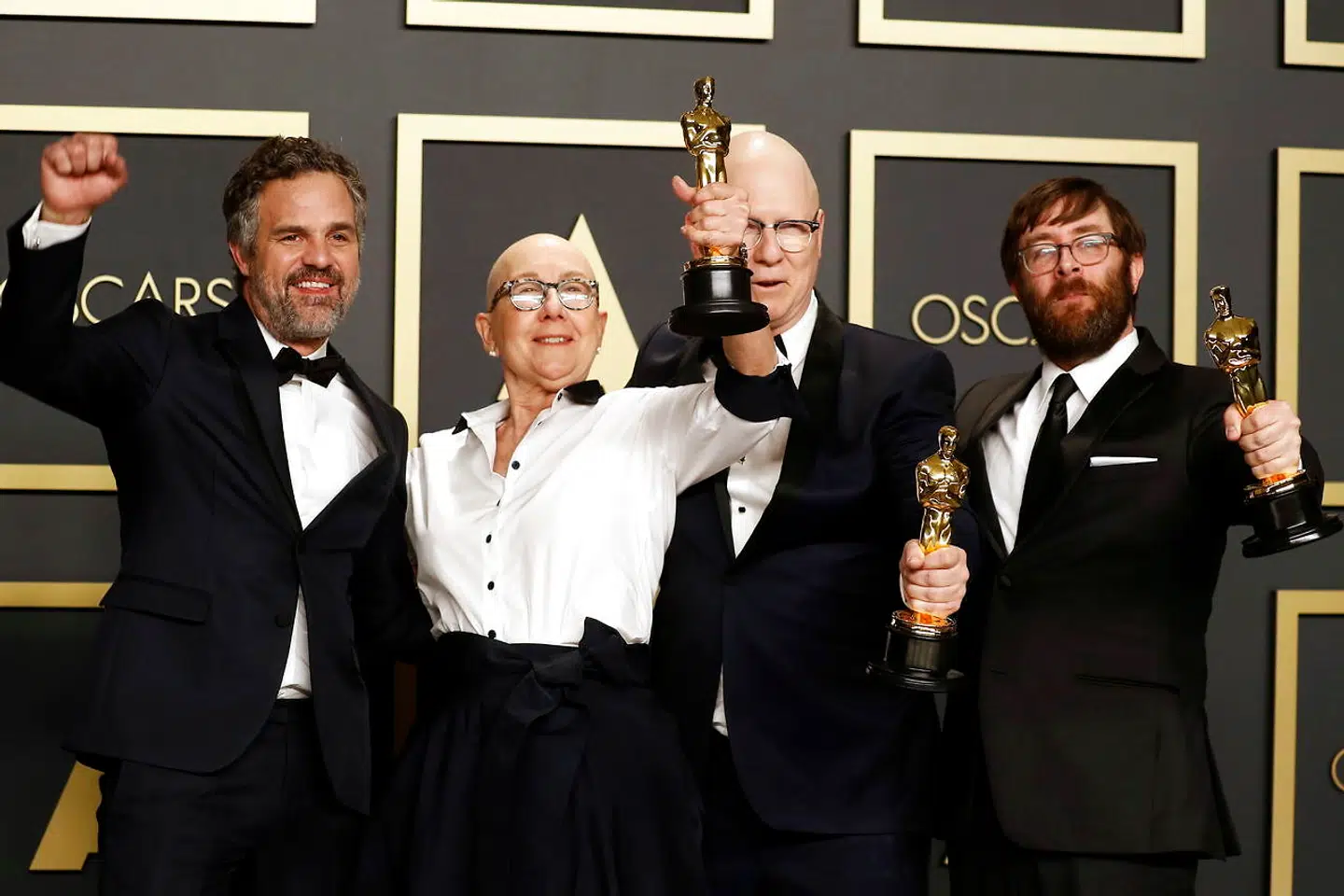 Jeff Reichert, Julia Reichert, og Steven Bognar i presserummet efter at have vundet en oscar for bedste dokumentar.
