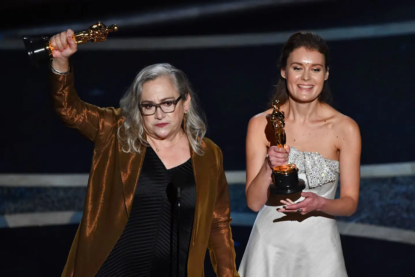 Carol Dysinger (tv) og instruktør Elena Andreicheva accepterer en oscar for »Learning to Skateboard in a Warzone (If You're a Girl)«.