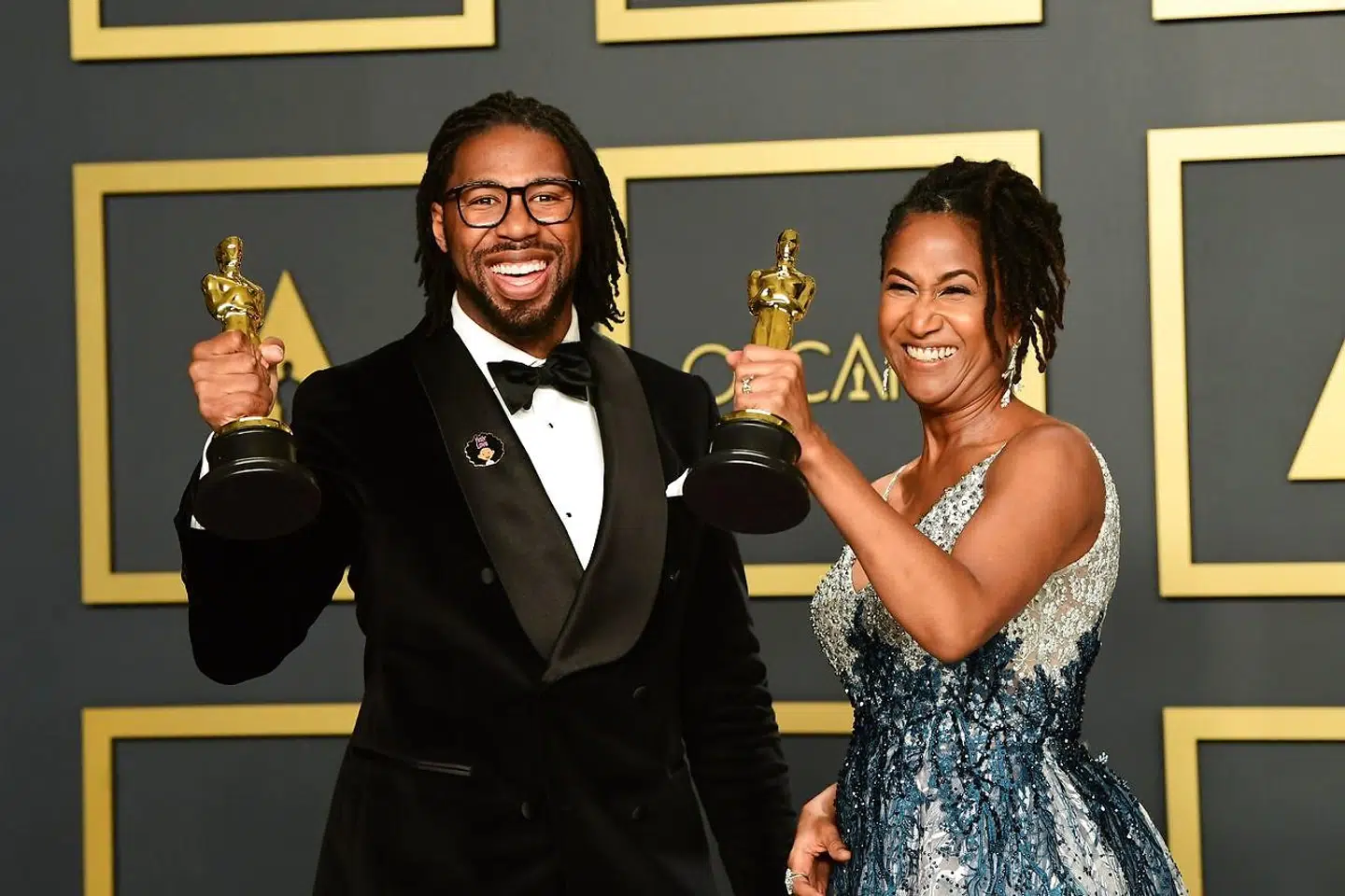 Instruktøren Matthew A. Cherry og Karen Rupert Toliver poserer i presserummet efter at have modtaget prisen for bedste korte animationsfilm »Hair Love«.