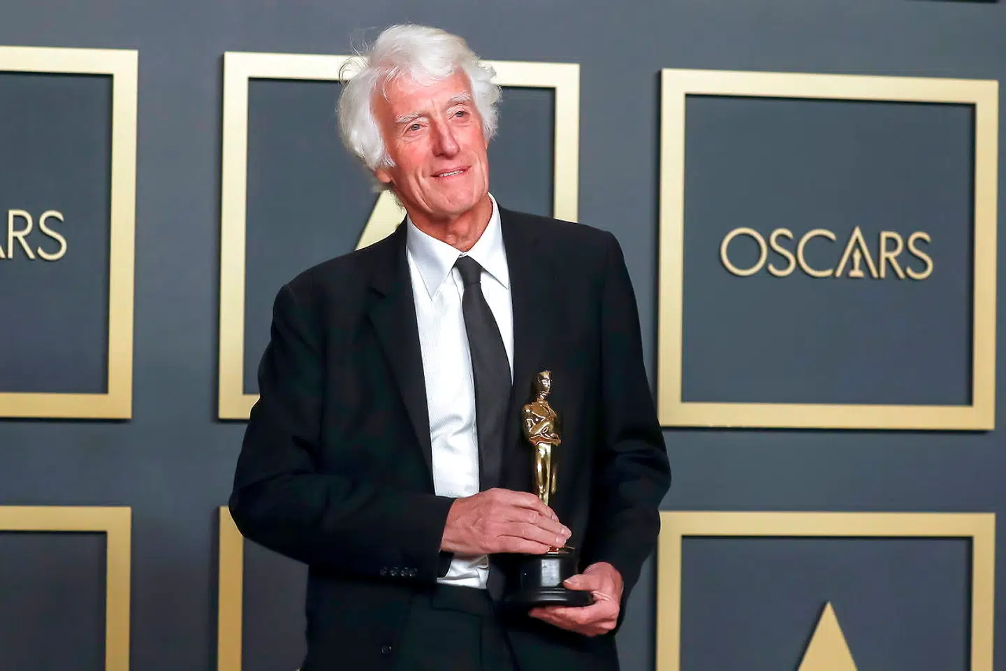 Roger Deakins modtager en oscar for Bedste Fotografering.