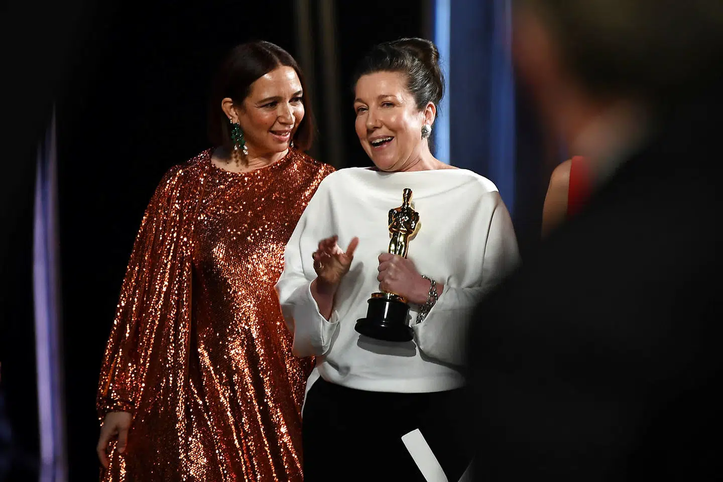 Jacqueline Durran vinder for Bedste Kostumer.