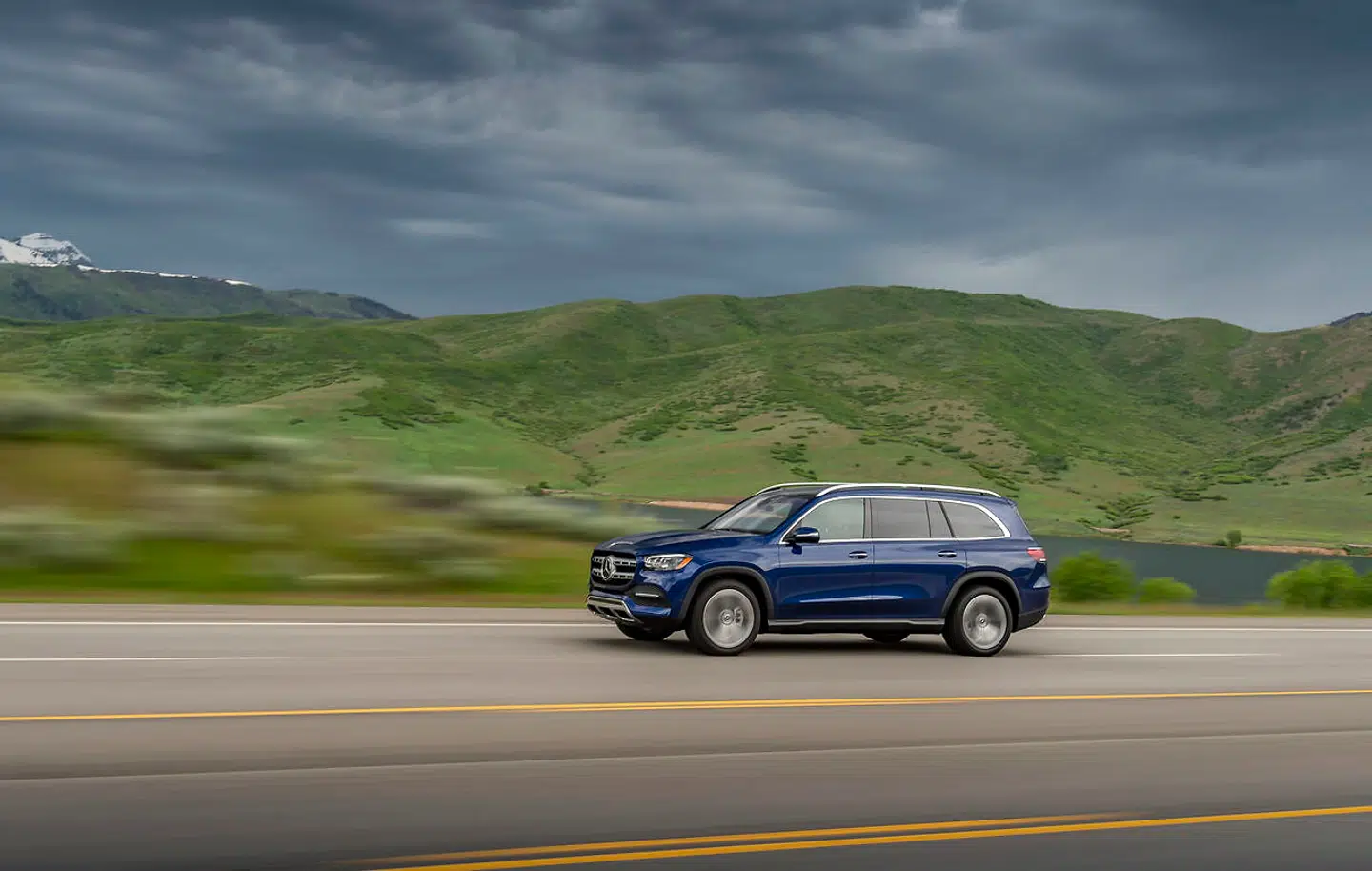 Mercedes GLS er den eneste bil der har både MPVens, SUVens og minibussens dyder, når det kommer til køreegenskaber, terræntalenter og plads. Men den starter ved 1,5 millioner kroner, så de fleste storfamilier må gå på kompromis for at finde en bil, der passer.
