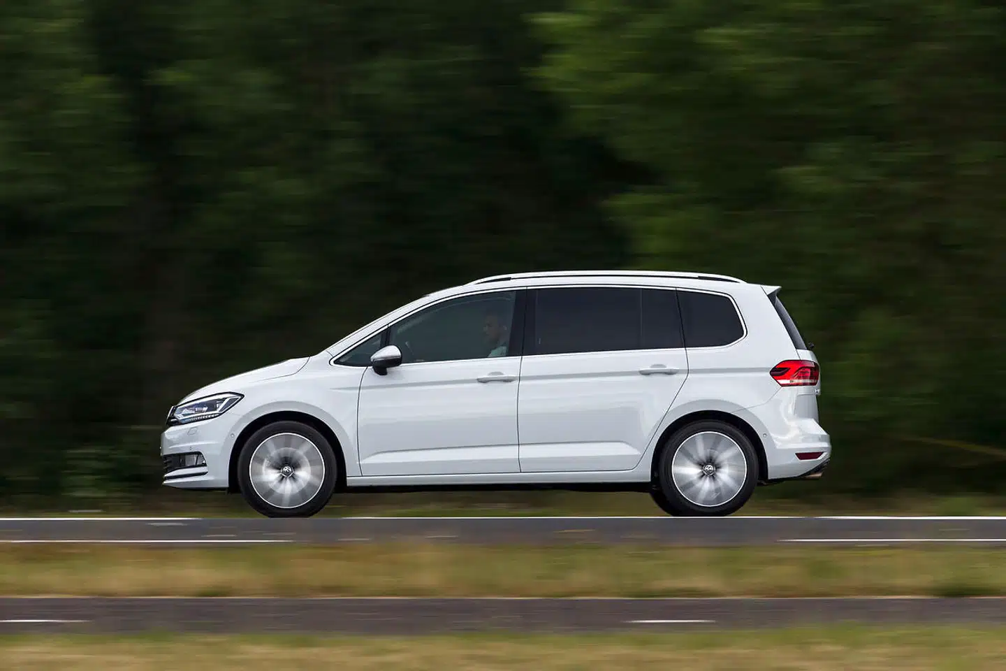 Volkswagen Touran er danskernes foretrukne syvpersoners MPV, og den er forrygende på praktisk anvendelighed, men den mangler SUVens sexappeal og minibussens overdådige pladsforhold.