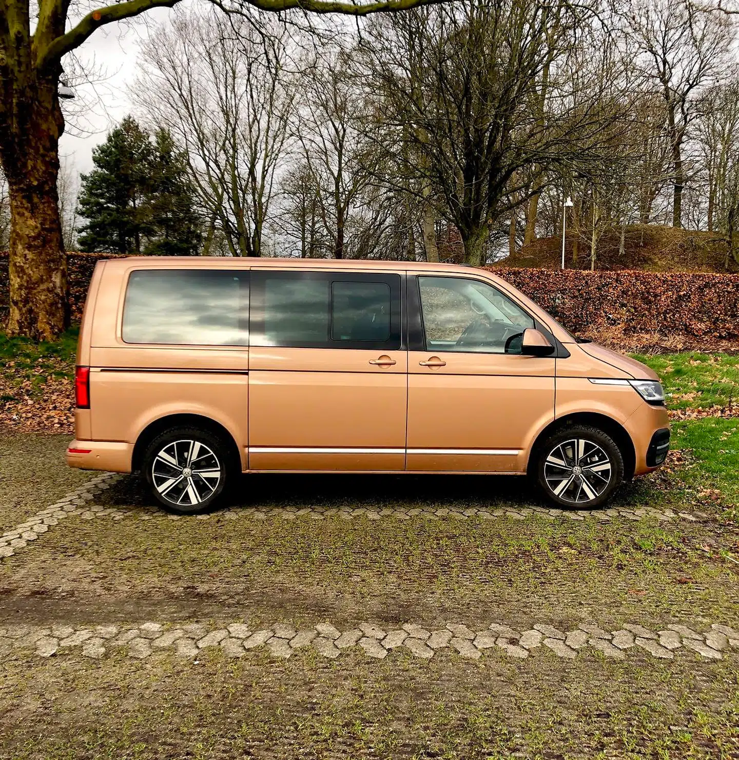 Minibusserne har fået alle de moderne bekvemmeligheder – fra digitalt cockpit til lædersæder og fuld infotainmentpakke. Men køredynamisk er de stadigvæk bløde varevogne, og prisen på hvide plader sniger sig hurtigt op på 800.000 kroner, inden de er udstyret færdigt med elektriske døre og andet komfortudstyr.